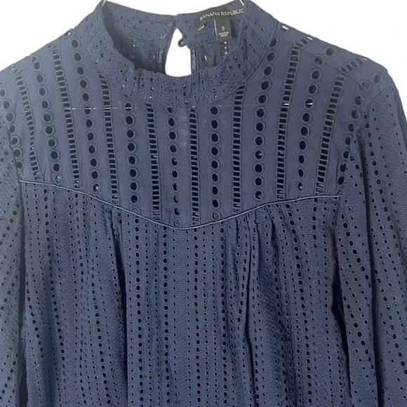 Banana Republic Women’s Sz Small Eyelet Mock Neck Blouse in Navy Blue - Picture 4 of 10